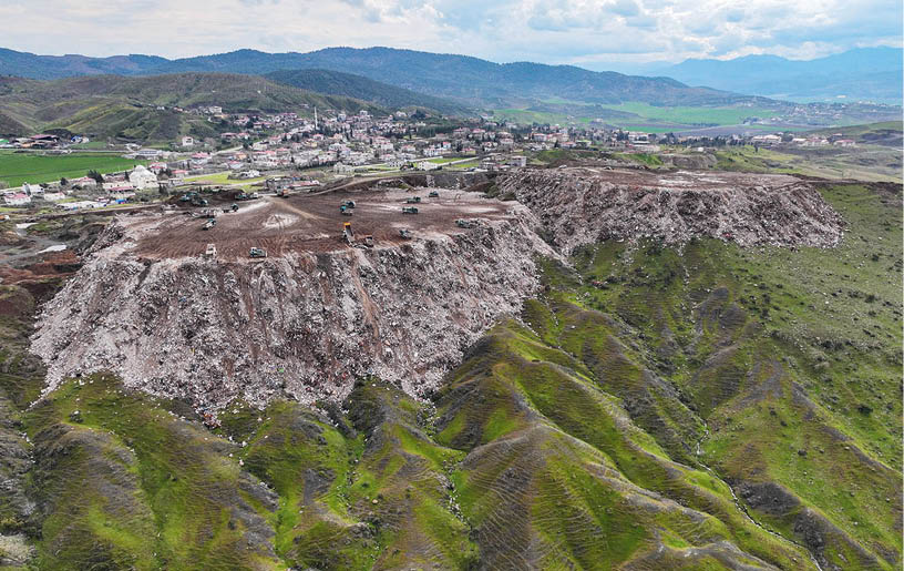 Kahramanmara merkezli 6  ubat'ta meydana gelen depremlerde y k lan binalar n enkazlar ndan   kan molozlar n ta  nd    Karacasu b lgesinde 1,4 milyon ton hafriyatla yakla  k 40 metre y ksekli inde tepe olu tu. Arama ve kurtarma  al  malar n n tamamlanmas n n ard ndan T rkiye'nin bir ok kentinden gelen DS 'ye ait kamyon ve i  makinalar  tamamen y k lan binalar n enkazlar n  kald rarak Dulkadiro lu il esinde bulunan Karacasu B lgesine ta  yor. ( Mehmet Emin Meng arslan - Anadolu Ajans  )